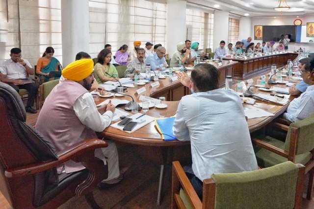 सरकारी दफ्तरों में यदि लोग परेशान हुए तो डीसी होंगे जवाबदेह - मान