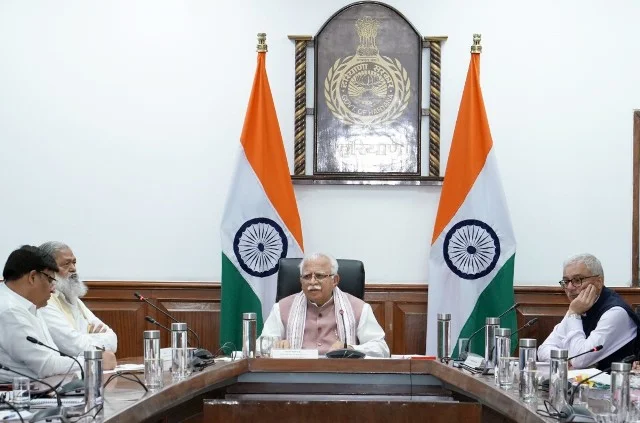 केंद्रीय परियोजनाओं को समय पर लागू करें अधिकारी - मनोहर लाल