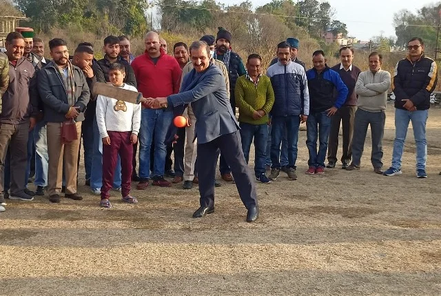 मुख्यमंत्री ने बच्चों संग खेली क्रिकेट