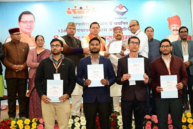 नव चयनित अधिकारियों को सीएम ने सौंपे नियुक्ति पत्र