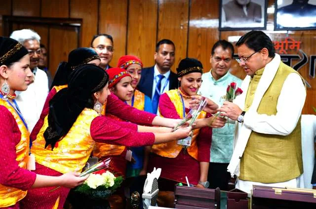 स्कूली छात्राओं ने की सीएम धामी से मुलाकात