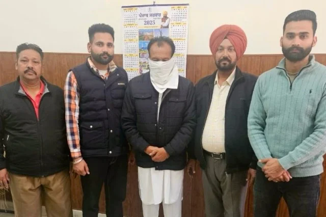 पुलिस अफसरों के नाम पर रिश्वत लेते एक गिरफ्तार