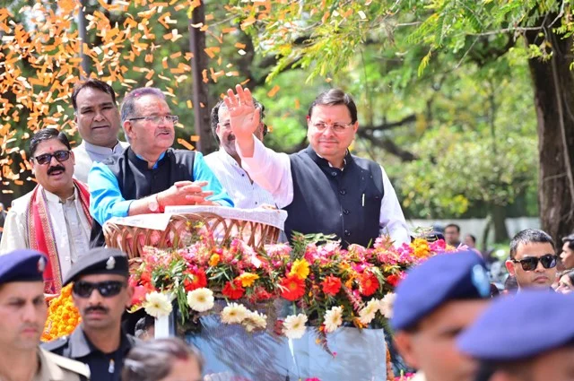 सीएम धामी ने किया रोड शो