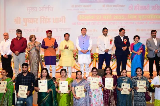सीएम ने नर्सिंग अधिकारियों को प्रदान किए नियुक्ति पत्र