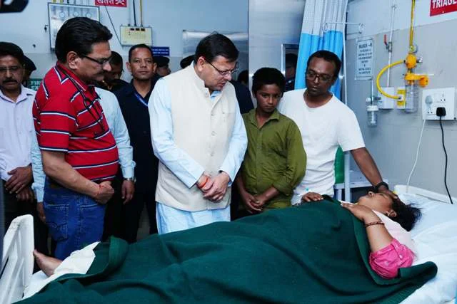 सीएम ने फूड प्वाइजनिंग से ग्रस्त मरीजों से की मुलाकात