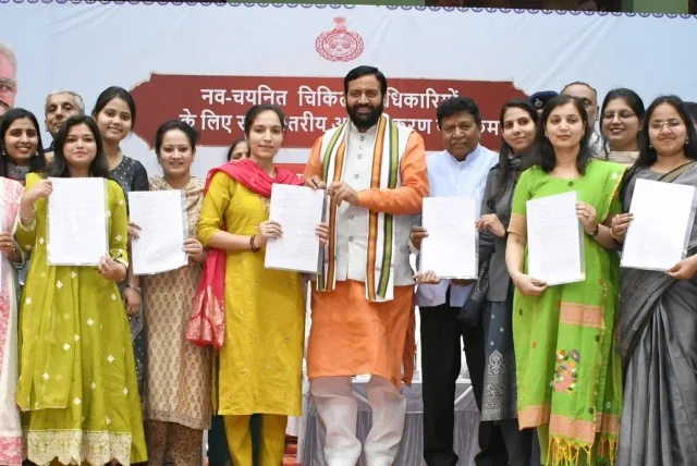 सीएम ने सौंपे 1090 चिकित्साअधिकारियों को नियुक्ति पत्र