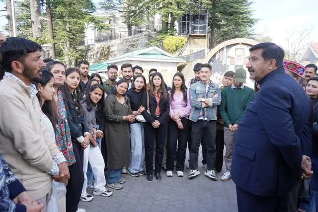 हिमाचल विवि के छात्रों ने की उप-मुख्यमंत्री से भेंट की