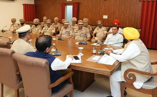 नव-पदोन्नत पुलिस अधिकारियों ने मुख्यमंत्री से की मुलाकात