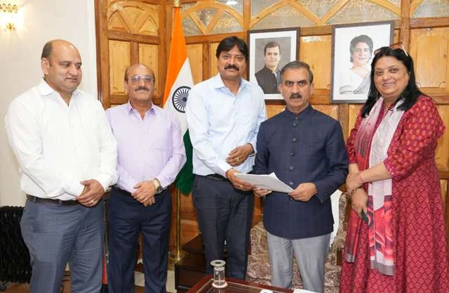 सीएम ने दिया धर्मशाला के प्रतिनिधियों की मांगों पर विचार का आश्वासन