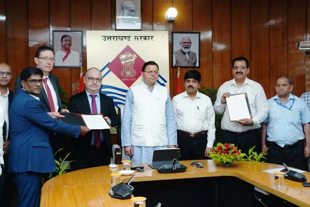 सीएम ने देखा मास रैपिड ट्रांजिट सिस्टम तकनीक पर प्रेजेंटेशन