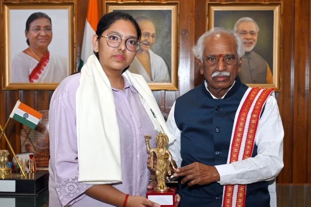 ट्राई सिटी की टॉपर श्रेया गर्ग ने राजभवन में राज्यपाल से की मुलाकात
