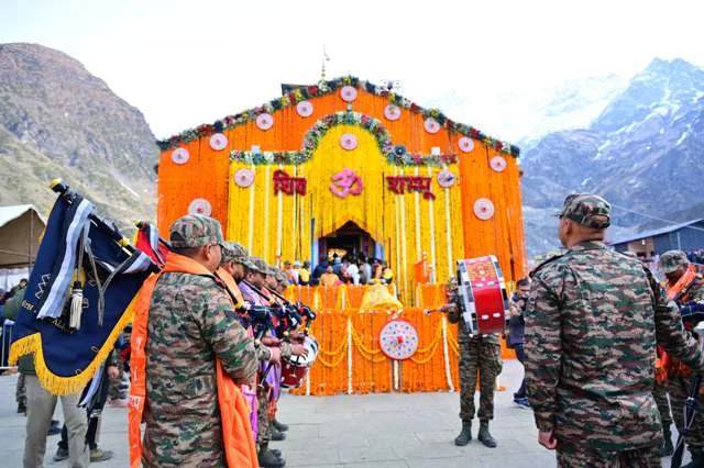 विधि-विधान से खुले केदारनाथ धाम के कपाट, सेना के बैंड ने बजाई भक्तिमय धुनें