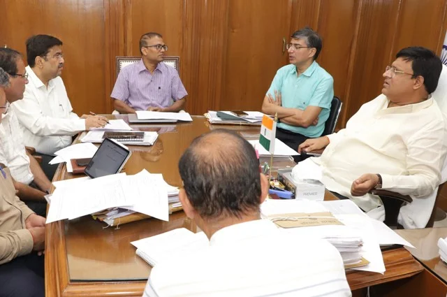 शहरी स्थानीय निकाय मंत्री ने की अधिकारियों के साथ बैठक