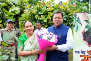 धामी ने शनिवार को माता के साथ पौधारोपण कर परिवारिक परंपरा निभाई