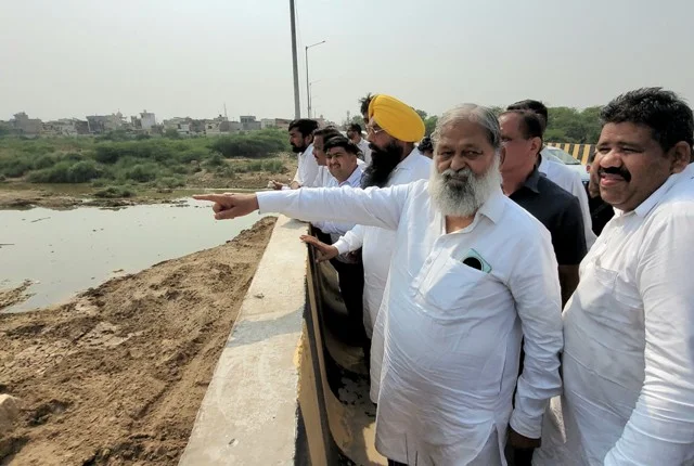 विज ने तपती गर्मी में 5 घंटे तक बाढ़ नियंत्रण कार्यों का किया निरीक्षण