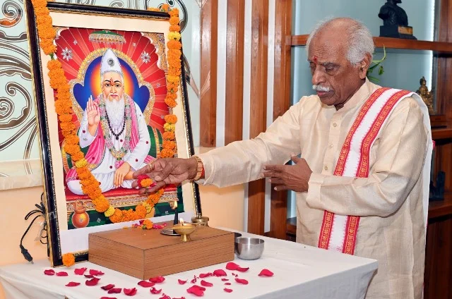 संत कबीर जयंती: राजभवन में प्रतिमा पर पुष्प अर्पित कर नमन किया