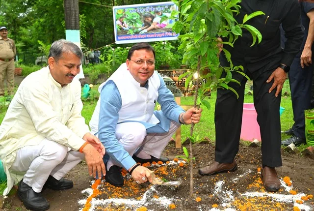 'एक पेड़ माँ के नाम' अभियान के तहत सीएम धामी ने किया पौधारोपण