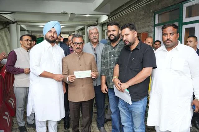 छत्तर सिंह ठाकुर समेत युवा कांग्रेस नेताओं ने CM को भेंट किया चेक