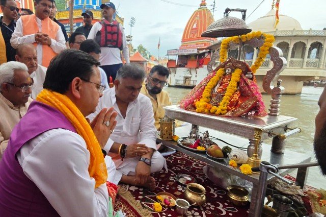 सीएम धामी के चार साल पूरे, हरिद्वार में गंगा पूजन कर मांगी प्रदेश की तरक्की