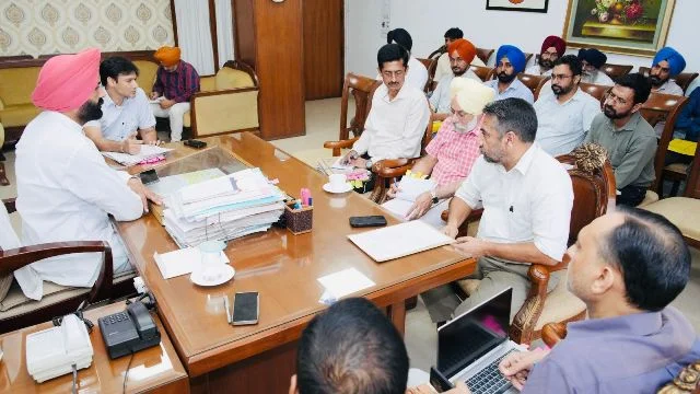 कॉन्ट्रैक्ट वर्कर्स के मुद्दों पर परिवहन मंत्री ने यूनियनों के साथ की चर्चा