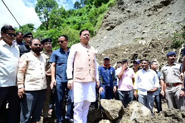चमोली दौरे पर पहुंचे मुख्यमंत्री, राहत कार्यों की समीक्षा की