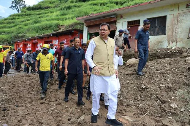 धराली त्रासदी धामी ने राहत कार्यों का लिया जायजा