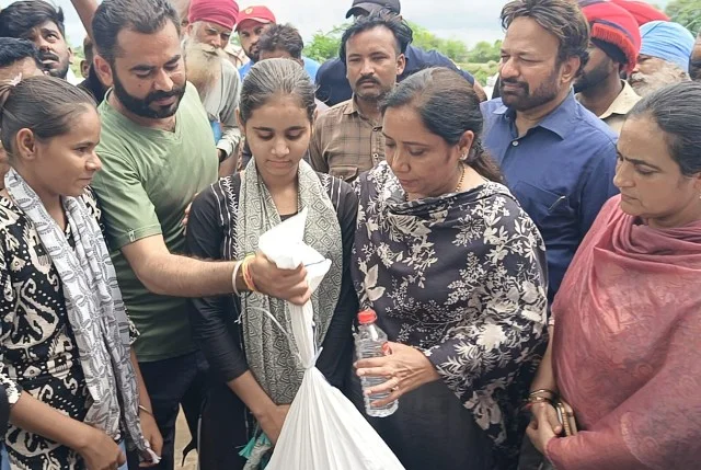 फ़ाज़िल्का में बाढ़ प्रभावितों से मिलीं मंत्री बलजीत कौर, बढ़ाया हौसला