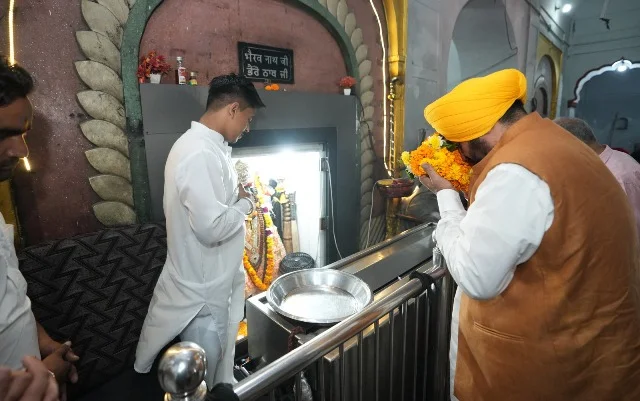मुख्यमंत्री ने माता रानी से राज्य की सेवा के लिए मांगा आशीर्वाद