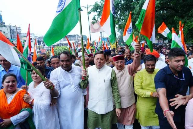 युवाओं और जनप्रतिनिधियों के साथ सीएम धामी की तिरंगा यात्रा