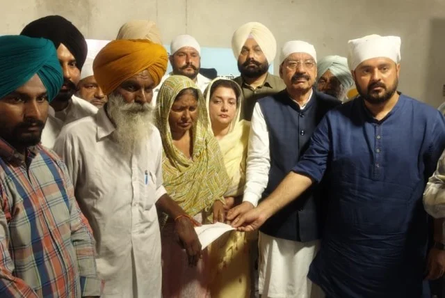 शहीद हरमिंदर सिंह की अंतिम अरदास में पहुंचे मंत्री मोहिंदर भगत