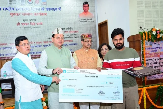 उत्तराखंड शिल्प रत्न पुरस्कार से 11 हस्तशिल्पियों को किया गया सम्मानित