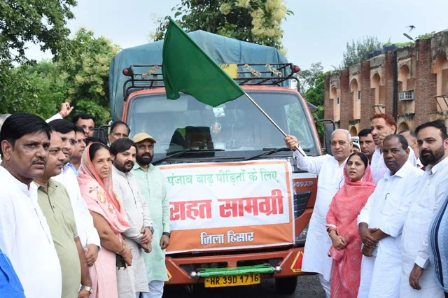 मंत्री रणबीर गंगवा ने राहत सामग्री ट्रकों को दिखाई हरी झंडी