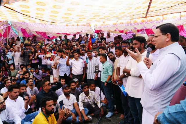 सीएम धामी ने युवाओं से आंदोलन स्थल पर की मुलाकात