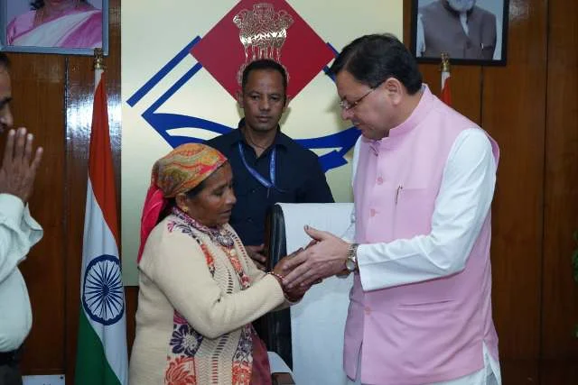 दुर्घटना में मृत उपनल कर्मचारियों के परिवारों को सीएम धामी ने सौंपी आर्थिक सहायता