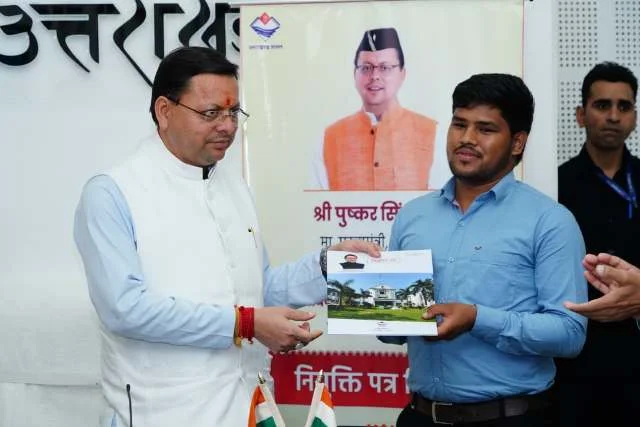 धामी ने राजस्व परिषद में सहायक समीक्षा अधिकारियों को नियुक्ति पत्र वितरित किए