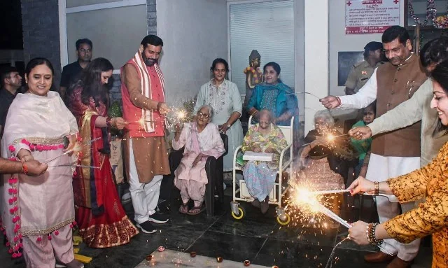 पंचकूला वृद्धाश्रम में सीएम सैनी ने बांटी मिठाइयां, लिया आशीर्वाद