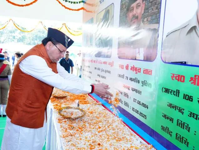 पुलिस लाइन्स में सीएम धामी ने अर्पित किया पुष्पचक्र, परिजनों को किया सम्मानित