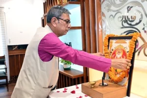 राजभवन में राज्यपाल असीम कुमार घोष ने की भगवान विश्वकर्मा की पूजा-अर्चना
