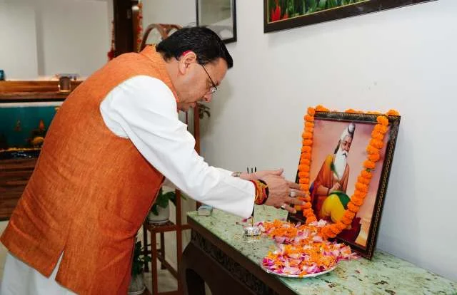 सीएम धामी ने महर्षि वाल्मीकि के चित्र पर अर्पित किए श्रद्धा सुमन