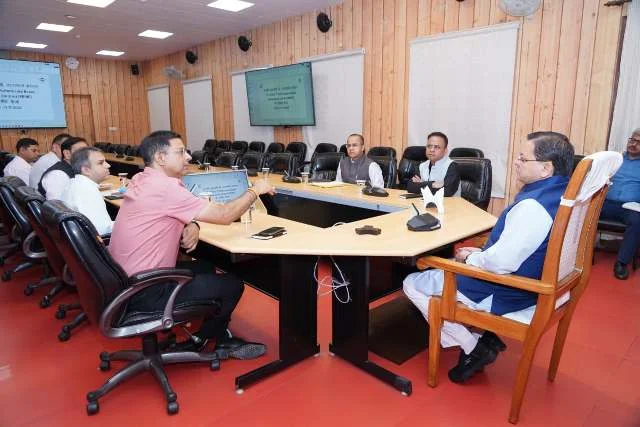 सीएम पुष्कर सिंह धामी ने सड़कों की मरम्मत कार्य की उच्च स्तरीय समीक्षा की