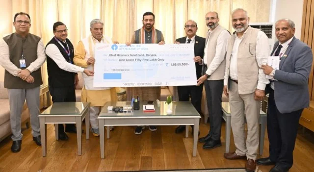 सीएम सैनी को एसबीआई अधिकारियों ने दिया 1.55 करोड़ का चेक