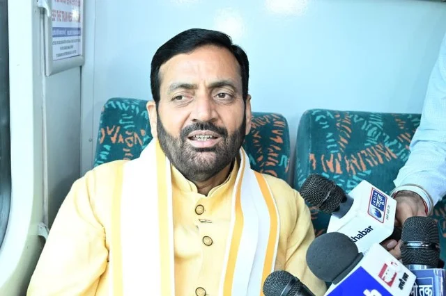 सैनी ने शताब्दी ट्रेन में सफर के दौरान साझा की सरकार की उपलब्धियां