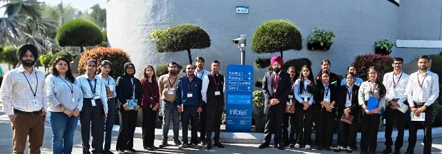 प्रभजोत सिंह के नेतृत्व में 16 उत्कृष्ट छात्र इन्फोसिस आईटी पार्क पहुंचे