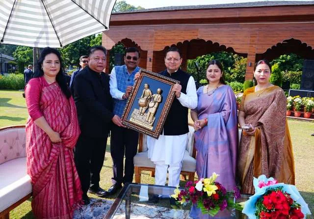 मुख्यमंत्री आवास में वरिष्ठ व युवा IAS अधिकारियों की विशेष बैठक संपन्न