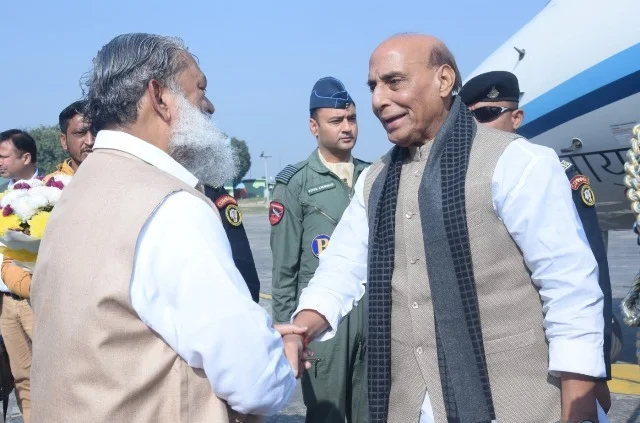 रक्षामंत्री राजनाथ सिंह के आगमन पर मंत्री अनिल विज ने किया अभिनंदन