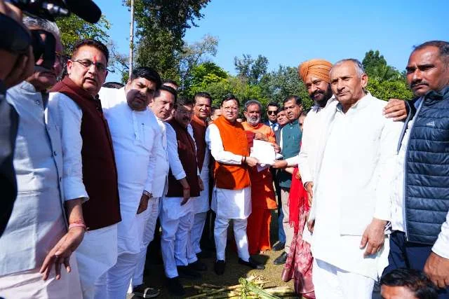 हरिद्वार के किसानों ने मुख्यमंत्री को गन्ना भेंट किया, धामी ने वहीं बैठकर चखा स्वाद
