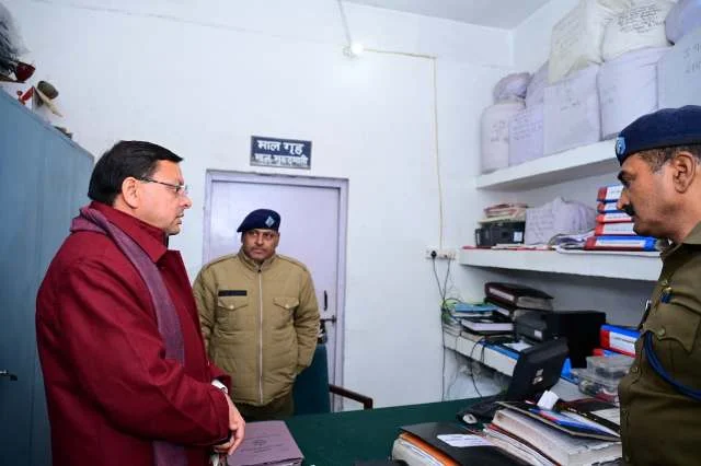 डालनवाला थाने में सीएम धामी की सख्ती, लापरवाही पर तत्काल कार्रवाई