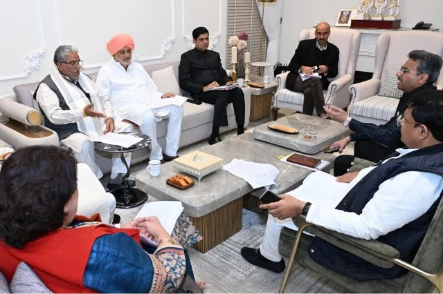 नए जिले व तहसीलों के गठन पर चंडीगढ़ में मंत्री कृष्ण लाल पंवार की समीक्षा बैठक