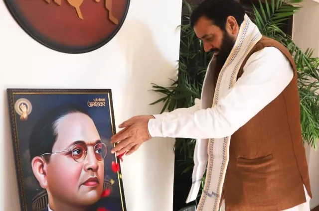 बाबा साहेब को श्रद्धांजलि CM ने अंबेडकर के चित्र पर पुष्पांजलि अर्पित की