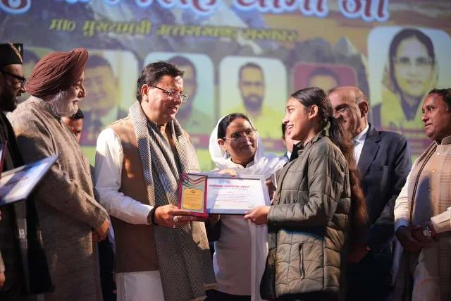 सीएम धामी ने अल्पसंख्यक समुदाय के मेधावी छात्रों को किया सम्मानित